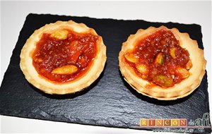 Tartaletas De Pistachos Y Almendras Con Chorizo De Teror Y Miel