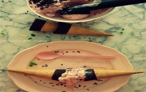 Helado De Frambuesas Con Fideos De Chocolate
