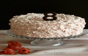 Tarta De Bizcocho De Cacao Con Flores De Hibisco Y Fresas. Sorteo
