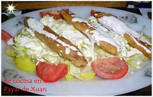 Ensalada Con Espárragos Fritos Y Crema Agria 
