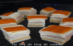 Canapés De Cheddar Y Pavo
