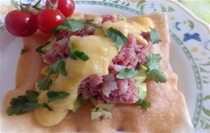 Tartar De Salchichon De Malaga Con Aguacate Y Vinagreta De Mango Sobre Crujiente De Wonton
