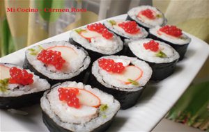 Maki Sushi De Langostinos Y Surimi Con Huevas De Mujol