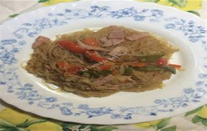 Fideos Chinos Con Pimientos, Cebolla Y Jamón Cocido 
