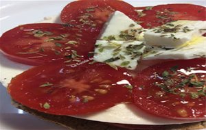 Tosta De Queso Fresco Y Tomate Cherry 
