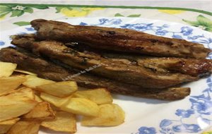 Costillas De Cerdo Al Ajillo Acompañadas De Patatas Fritas 
