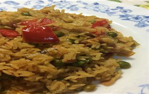 Arroz Salteado Con Pimiento Rojo, Guisantes Y Jamón Cocido 
