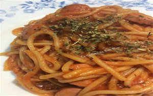 Espaguetis Con Tomate Y Salchichas Frankfurt 
