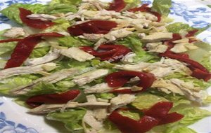 Ensalada De Lechuga Con Pollo Y Pimientos Del Piquillo 
