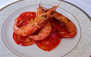 Gambones Especiados Sobre Carpaccio De Tomate