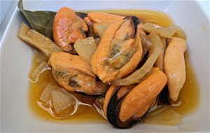 Mejillones Al Vapor De Cerveza En Escabeche Rojo