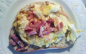 Tosta De Huevos Revueltos Con Bacon {panceta-tocino}