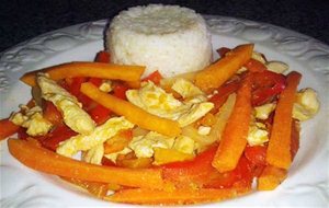 Wok De Verduras Y Pollo Con Timbal De Arroz