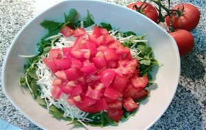 Ensalada Bella Italia De Rúcula, Queso Y Tomate