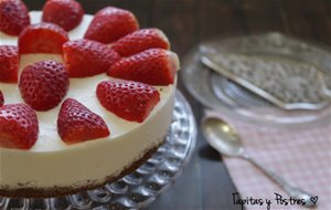 Pastel Helado De Yogur Y Fresas
