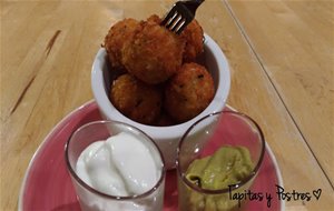 Bolitas De Pollo Y Queso Con Salsa Agria Y Guacamole
