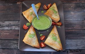 Samosas De Verduras Con Pesto De Canónigos Y Almendras
