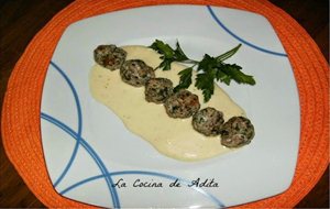 Albóndigas De Ternera, Con Espinacas Al Horno, Y Salsa Bechamel 
