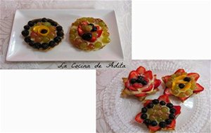 Tartaletas De Crema Con Uvas, Moras, Mango Y Fresas
