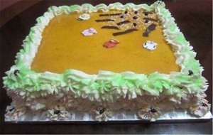 Tarta Rellena De Yema  Y Decorada Con Nata
