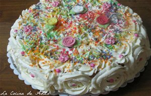 Tarta Rellena De Mousse De Cerezas, Cubierta Con Nata
