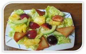 Ensalada  De Lechuga, Tomates Azules, Piña Y Aguacate
