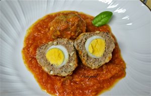 Albóndigas Rellenas Con Huevo De Codorniz En Salsa 
