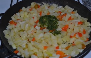 Tortilla De Patatas Con Pimiento Y Salsa De Ajo Y Perejil 
