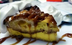 Flan De Croasant Y Queso Con Salsa De Caramelo