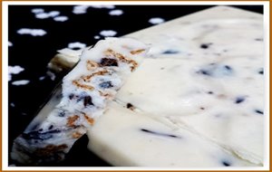 Turron De Chocolate Blanco Crujiente Con Trocitos De Chocolate Negro