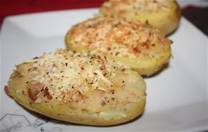 Patatas Rellenas De Salchichas, Bacon Y Mostaza