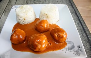 Albóndigas Con Salsa De Tomate Al Ron Con Guarnición De Arroz