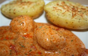 Albóndigas Con Piquillos En Salsa Y Patatas Al Vapor (gm/fry)