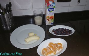 Smoothie De Leche De Almendras Sin Azúcar, Arándanos, Plátano Y Mandarina
