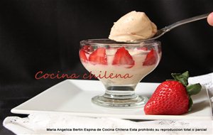 Postre De Gelatina Tres Leche Y Frutilla 
