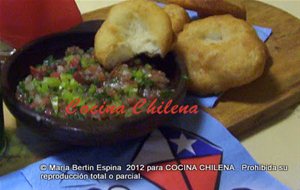 Pebre Con Sopaipillas
