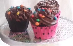 Cupcake De Chocolate Y Cobertura De Chocolate 
