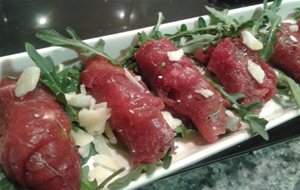 Involtini De Carpaccio Con Rúcula, Gorgonzola Y Dátil.
