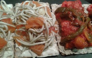 Tostas De Gulas, Salmón Ahumado Y Philadelphia Y De Asadillo De Pimientos Tricolor
