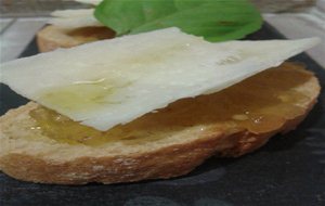 Tapa De Mermelada De Berenjena Con Pecorino
