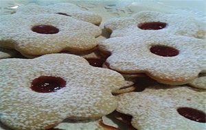 Flores De Galleta Rellenas De Mermelada De Fresa
