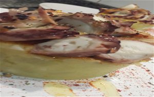 Pulpo Marinado A La Plancha Sobre Papas Aliñás
