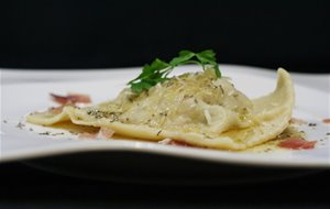 Ravioloni Rellenos De Burrata, Speck Y Boletus Con Salsa Beurre Noisette
