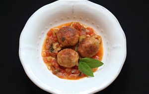 Albóndigas De Pez Espada En Salsa Mediterránea
