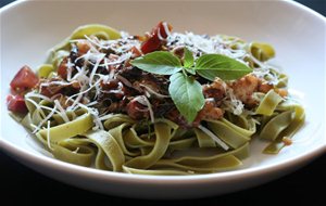 Pasta Verde Con Bacalao Y Tomates Secos
