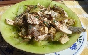 Cesta De Melón Con Setas, Tofu Y Pollo
