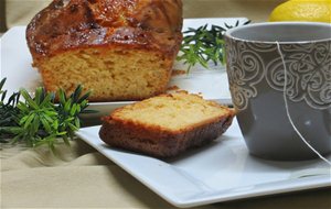 Bizcocho De Limón Bañado Con Almíbar De Limón De Linda Mccarthey.
