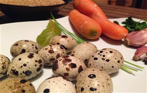 Huevos De Codorniz Con Tahini Y Crujiente De Zanahoria
