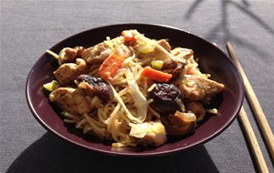 Noodles Con Pollo Y Verduras Al Wok
