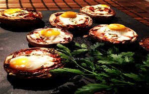 Champiñones Rellenos De Sobrasada Y Queso Coronados Por Huevos De Codorniz
